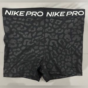 *NWOT* Nike Dri-Fit Leopard Print Bike Shorts Size L
